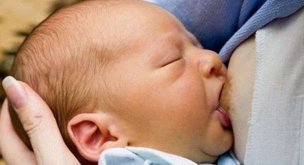 Đau núm vú là vấn đề thường gặp phải nhất của các mẹ trong quá trình nuôi con bằng sữa mẹ