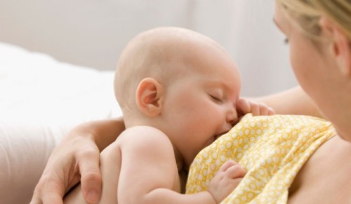 Căng tức ngực do ứ sữa ở mẹ sau sinh