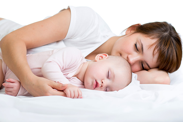 Cơ thể mẹ sau sinh rất yếu nên cần có chế độ nghỉ ngơi hợp lý mới có thể nhanh chóng hồi phục