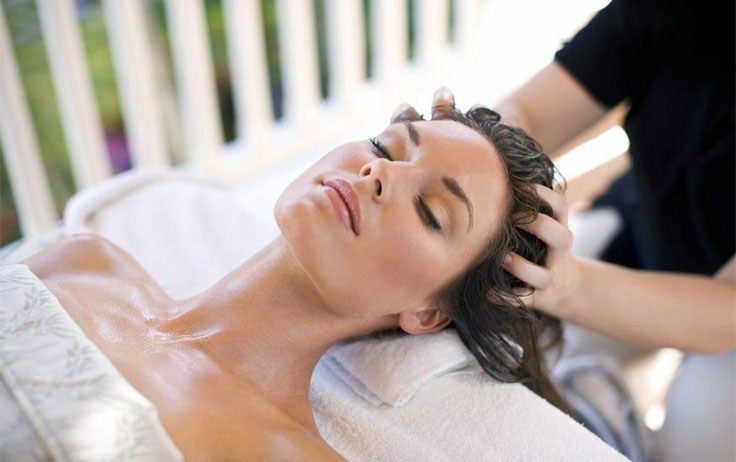 Mẹ nên sử dụng các loại thuốc dưỡng tự nhiên để massage tóc sẽ giúp tóc mau hồi phục