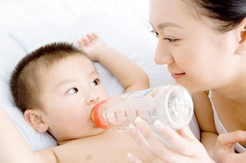 Không khí ứ đọng trong bình gây ảnh hưởng không tốt đến hệ tiêu hóa của bé