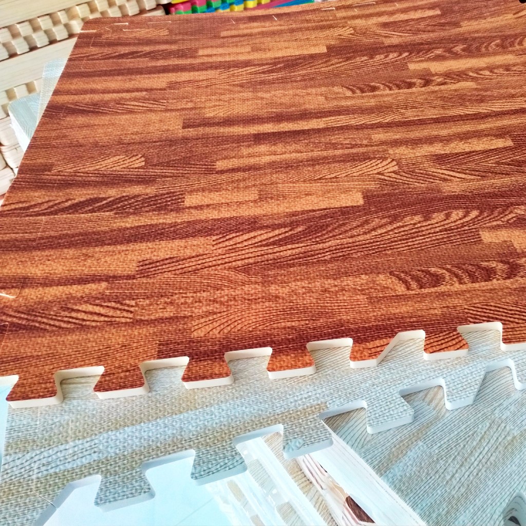 Thảm xốp vân gỗ màu tự nhiên, thích hợp cho không gian sang trọng