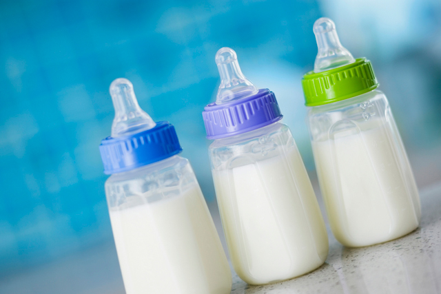 Tùy theo giai đoạn phát triển của trẻ mà mẹ vắt một lượng sữa phù hợp