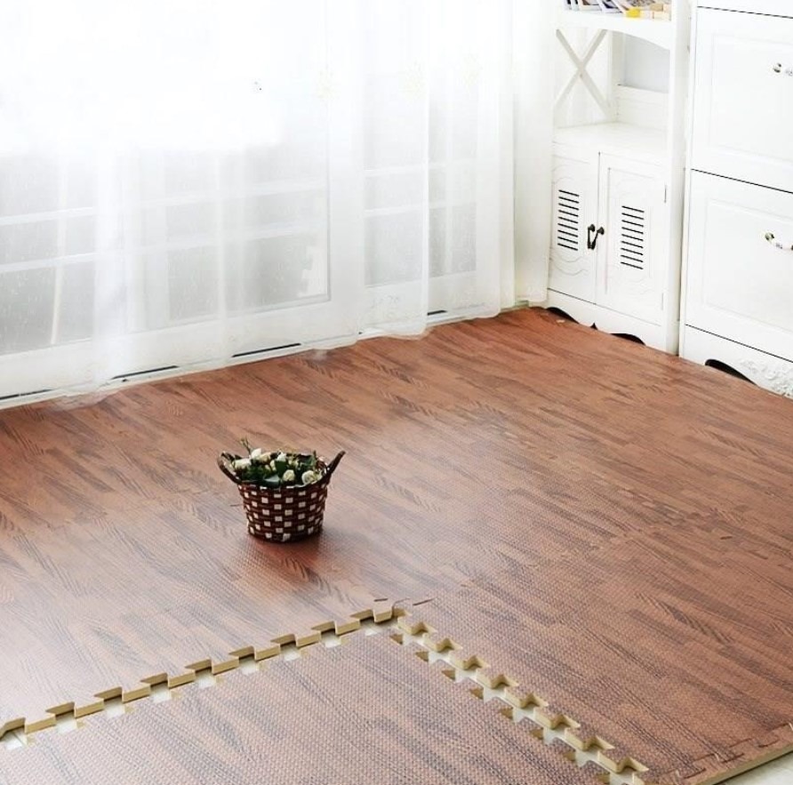 Xốp lót sàn vân gỗ tạo nên không gian sang trọng cho ngôi nhà của bạn